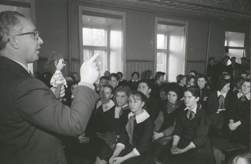 Filmistuudio Tallinnfilm režissöör-lavastaja Elbert Tuganov vene õppekeelega Tallinna 32. Keskkooli õpilastele nukufilmide valmistamisest vestlemas.