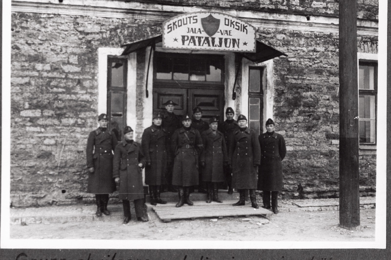 Grupp Eesti Vabariigi Scoutspataljoni ohvitsere Liiva kasarmu peasissekäigu ees.