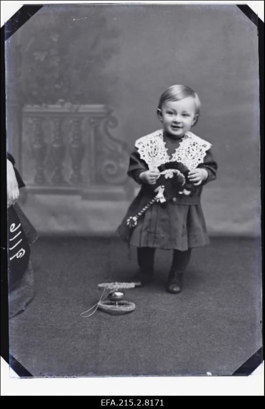 Väike laps mänguasjadega.