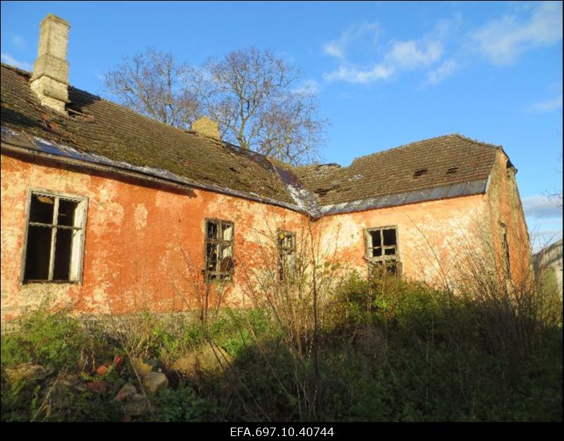 Pihtla mõisa lagunenud peahoone