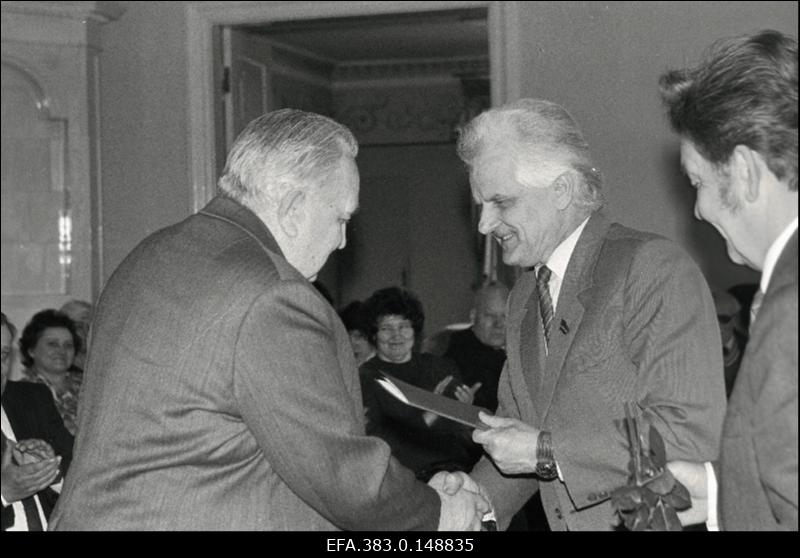 EKP Rakvere Rajoonikomitee ja rajooninõukogu täitevkomitee korraldatud vastuvõtul Kunda parteiorganisatsiooni liikmetele Palmse mõisas õnnitlevad staažikat kommunisti Harald Tunnelit EKP Rakvere Rajoonikomitee esimene sekretär Ülo Niisuke (keskel) ja Mihkel Sistok.