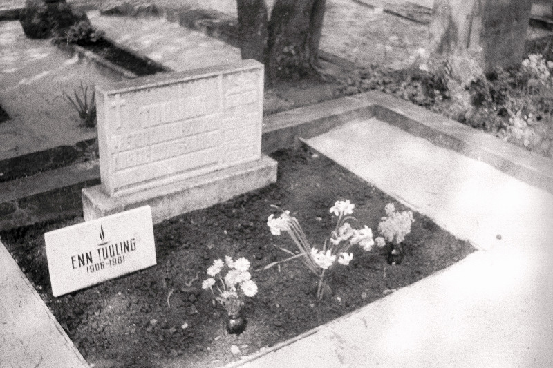 Luuletaja ja ajakirjaniku Enn Tuulingu hauakivi Võru kalmistul.