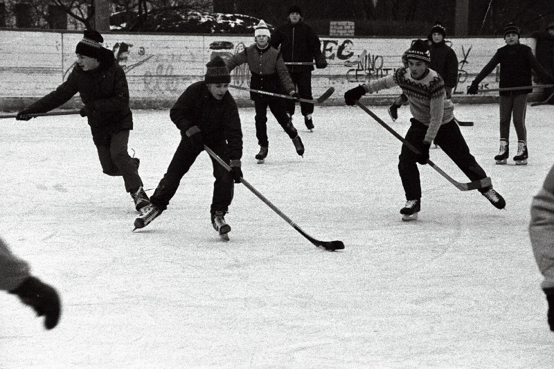 Jäähokimängijad Eesti NSV I talimängude programmi kuulunud Nõmme talve üritusel Õismäel.