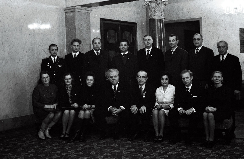 Eesti NSV Ülemnõukogu Presiidiumi poolt autasustatud töötajad M. Raud, I. Ever, D. Bruns, H. Sepmann, H. Sova, E. Markvardt, E. Päärmann, R. Haava, A. Liim, H. Saarsoo, I. Tomberg, J. Kerdi, A. Aunaste, T. Soboleva, S. Tšernikov, I reas vasakult 4. Eesti NSV Ülemnõukogu Presiidiumi esimees Artur Vader.