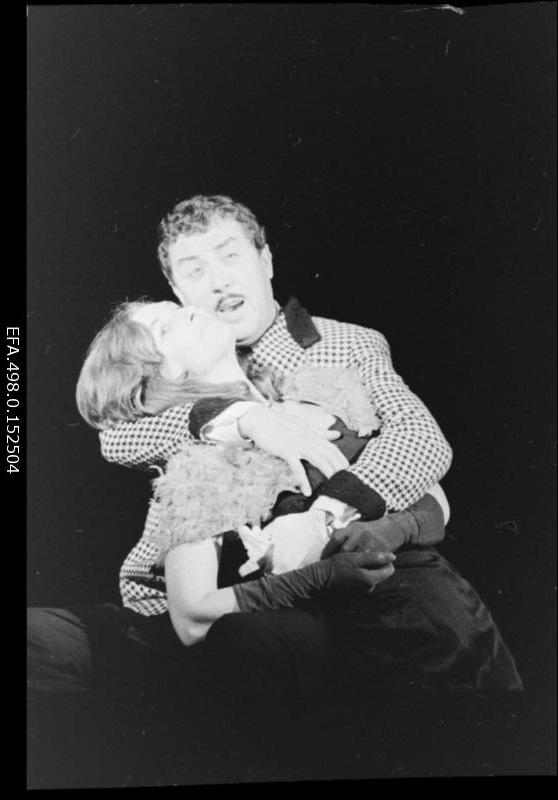 Stseen B. Brechti draamast Kolmekrossiooper  teatris  Vanemuine. Väitsa - Mackie - Einari Koppel ja Kõrtsi-Jenny - Milvi Koidu.
