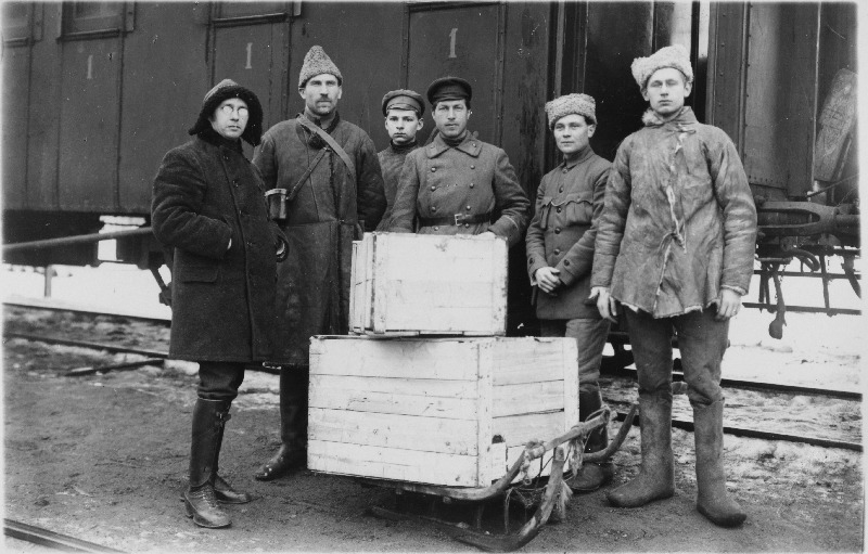 Vabadussõda. Ajalehe „Päevaleht“ lugejate poolt annetatud kingituste üleandmine soomusrongidele Kehra raudteejaamas. Vasakult esimene ajakirjanik - sõjakirjasaatja Johannes Juhtund, teine soomusrongide üldjuht kapten Karl Parts.