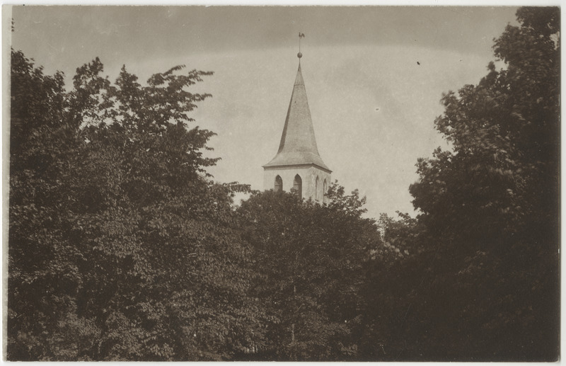 Pühalepa kirikutorn puude varjus