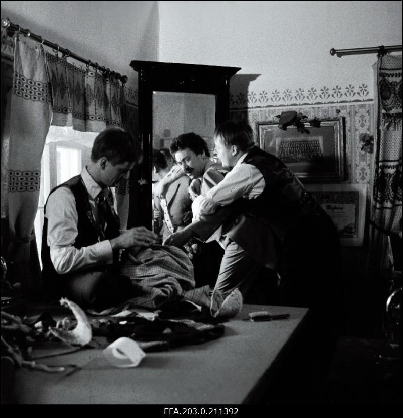 Kaader Tallinnfilmi mängufilmist "Sügis". Benno osas Tõnu Oja, Aaberkuke osas Tõnu Kark, Kiire osas Margus Lepa.