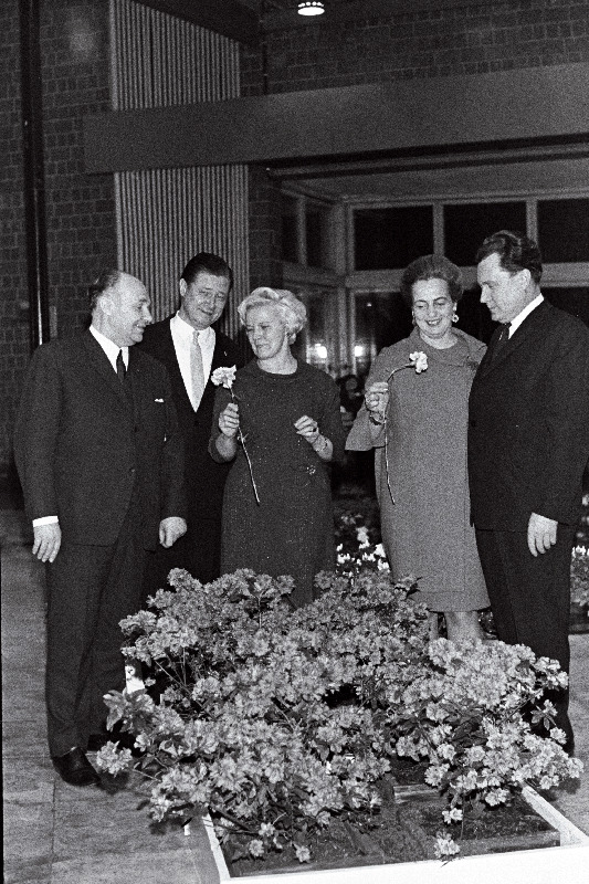 Soome peakonsuli NSV Liidus O. Bergmani ja tema abikaasa poolt korraldatud vastuvõtt kohvikus "Tuljak" Soome kultuurinädala puhul NSV-s. Vasakult 1. Tallinna TSN Täitevkomitee esimees J. Undusk, 2. peakonsul O. Bergman.