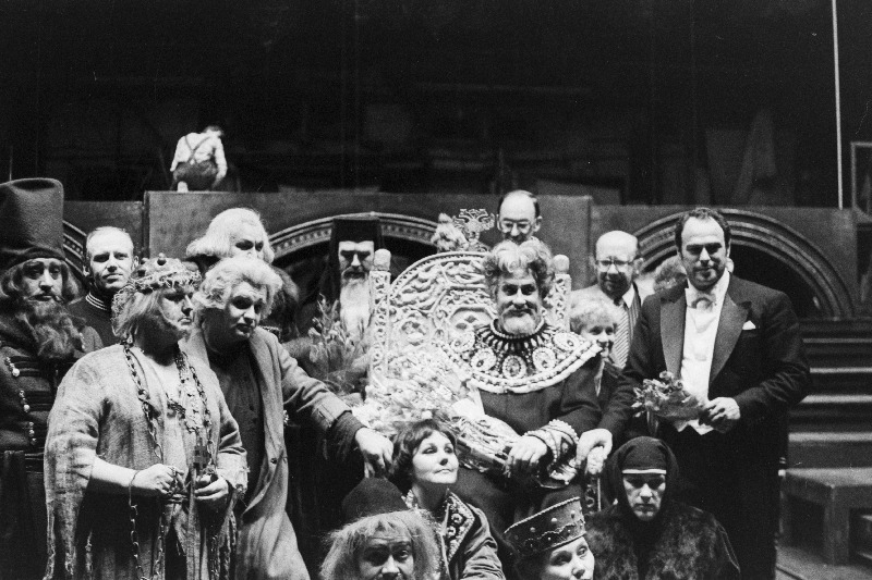 RAT "Estonia" külalisetendused Moskva Suures Teatris. M. Mussorgski ooperi "Boriss Godunov" tegelased pärast etendust laval. Paremalt 1. dirigent Eri Klas, 2. nimiosaline Jevgeni Nesterenko.