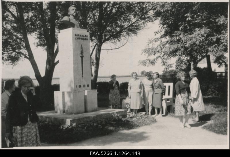 ENSV Riikliku Ajaloo Keskarhiivi ja juriidiliste asutuste ühisekskursioon Hiiumaale. Grupifoto Bernhard Laipmanni ausamba juures Haapsalus
