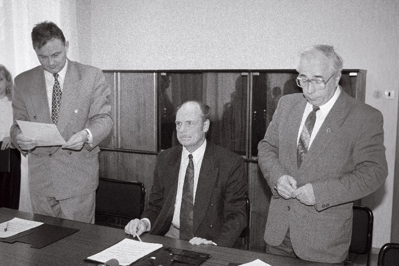 Teadustöötajate palgatõusule 1.juulist 1996.a. kirjutasid alla sotsiaalminister Toomas Vilosius (vasakul) ja Toivo Roosimaa Teenistujate Ametiliitude Organisatsioonist TALO.