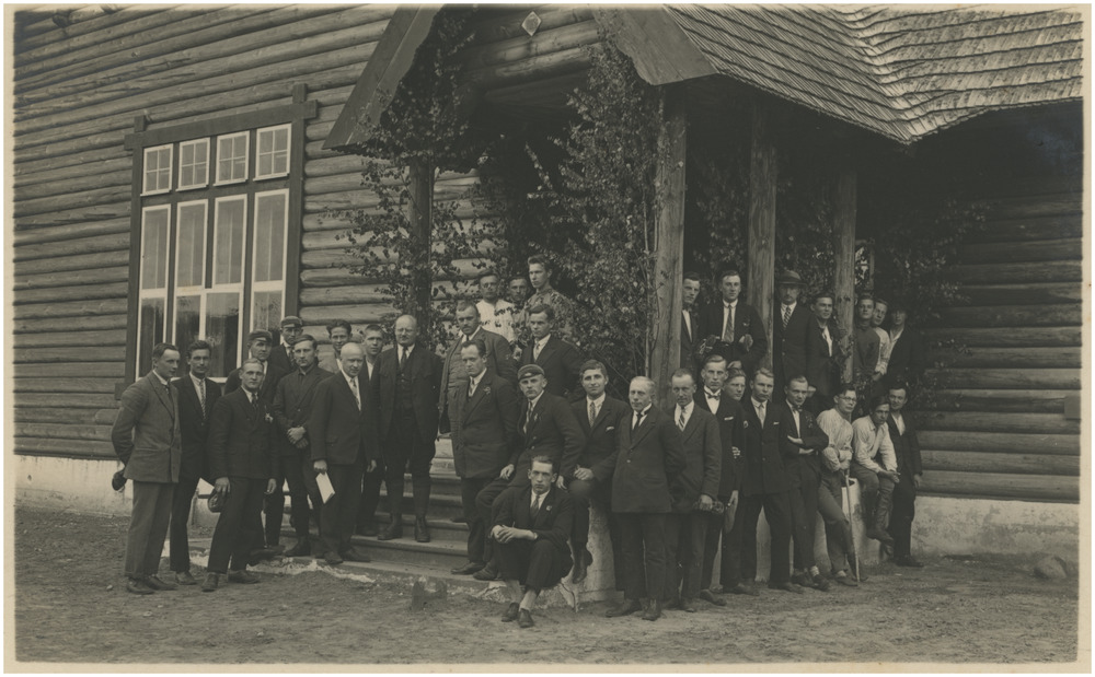 Seltskond meesterahvaid hoone trepil