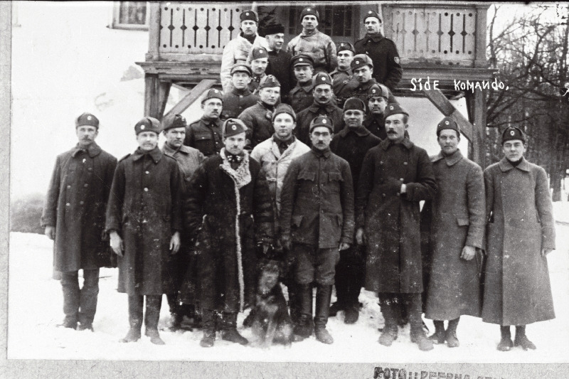 Vabadussõda. 2.Jalaväepolgu sidekomando Stomersees (Stameriena). Esireas kasukas komandoülem alamkapten Jaan Kruus.