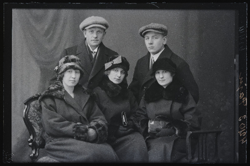 Grupp inimesi, keskel istub Hendrikson, (foto tellija Paju).