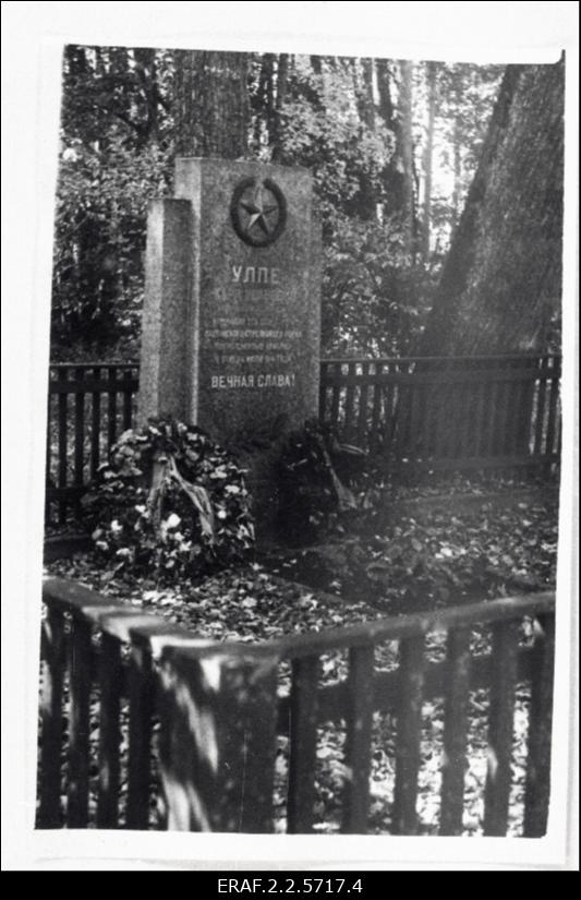 Teises maailmasõjas langenud polgukomissar K. Ulpele püstitatud mälestusmärk Elistveres, hukkus lahingus 24.juulil 1941.aastal.