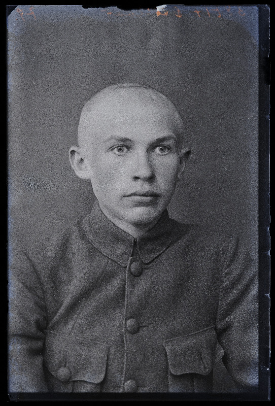 Viljandi Poeglaste Gümnaasiumi õpilane Hendrik (Heinrich) Otloot.