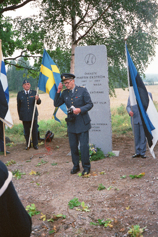 Kolonel Martin Ekströmi mälestussamba avamine Dalarnas Gålsbo külas 03.09.1988. Eesti lippu hoiab Mihkel Mathiesen