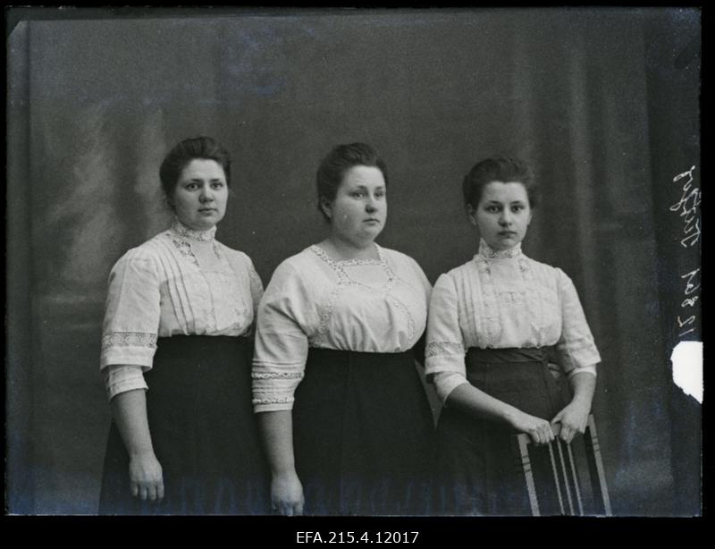 Grupp naisi, (foto tellija Teetsoff [Teetsov]).