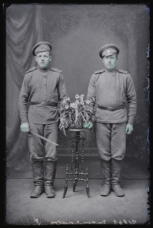 Kaks sõjaväelast, (foto tellija Tschistjakoff [Tšistjakov]).
