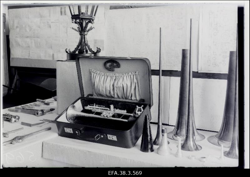 Väljapanekuid Riigi Tööstuskooli õpilastöödenäituselt.