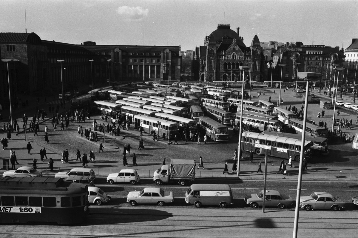 Näkymä Ateneumin ikkunasta busseja täynnä olevalle Rautatientorille iltapäivän ruuhka-aikaan