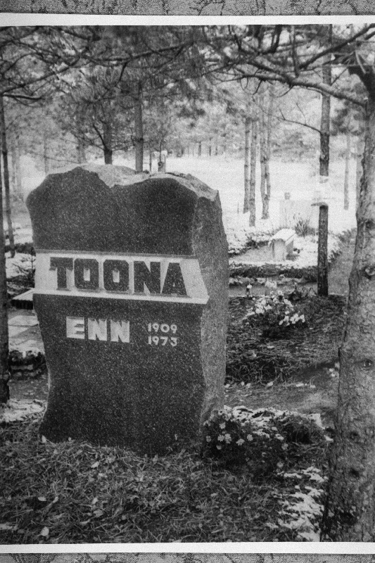 Näitleja ja lavastaja Enn Toona hauakivi Pärnamäe kalmistul.