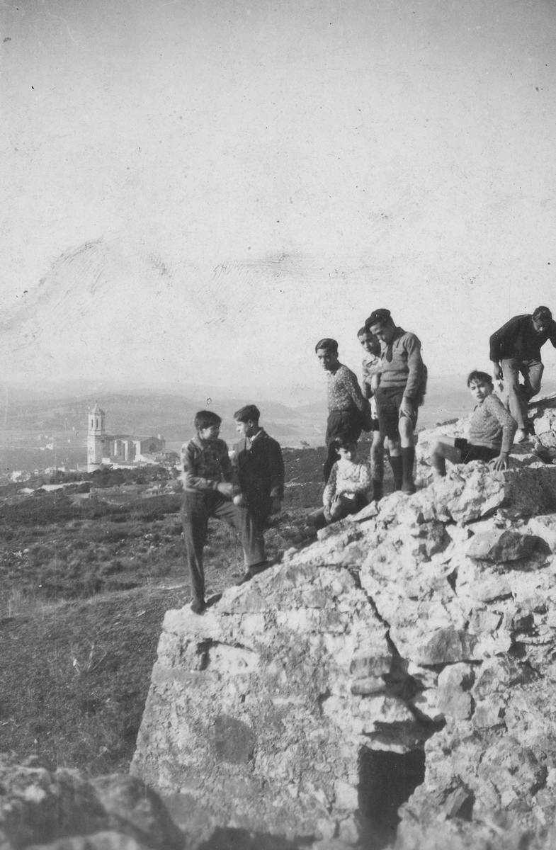 [Vanguard Group] - Portrait of a group of young people from the Avantguardista Group of the parish of Sant Feliu a las Pedreras. In the background, the Cathedral of Girona.