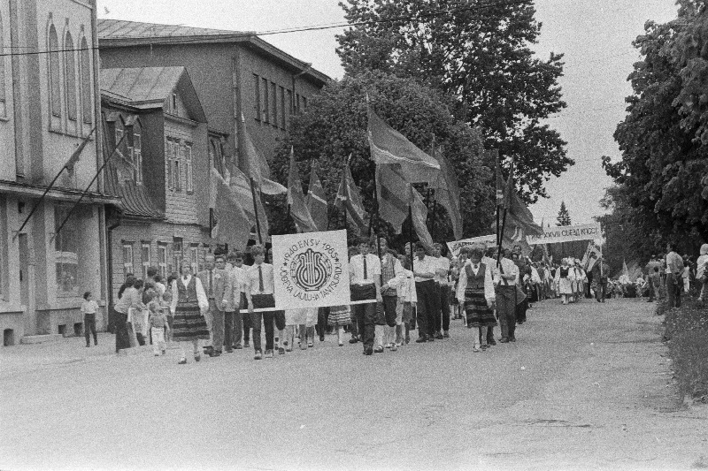 Jõgeva rajooni laulu- ja tantsupeoliste rongkäik Siimustis.
