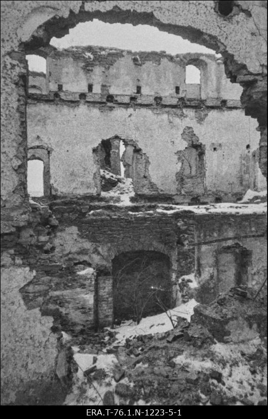 Narva raekoda. I korrus. Idapoolsete, kirdenurgalt I ja II ruumi vahelise seina varisenud ava vaatega lõunasse.
