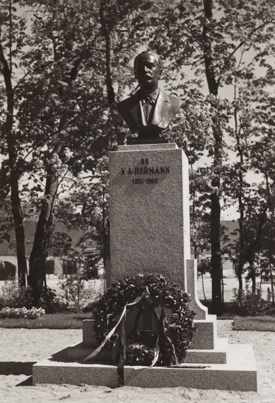 Eesti keeleteadlase Karl August Hermanni mälestussammas Põltsamaa linnapargis.