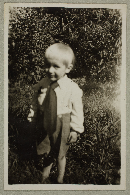 Fotol seisab väike poiss, arvatavalt Tera Voldemar`i poeg Ants Tera