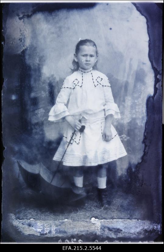 Tüdruk vihmavarjuga, (foto tellija Pohl).
