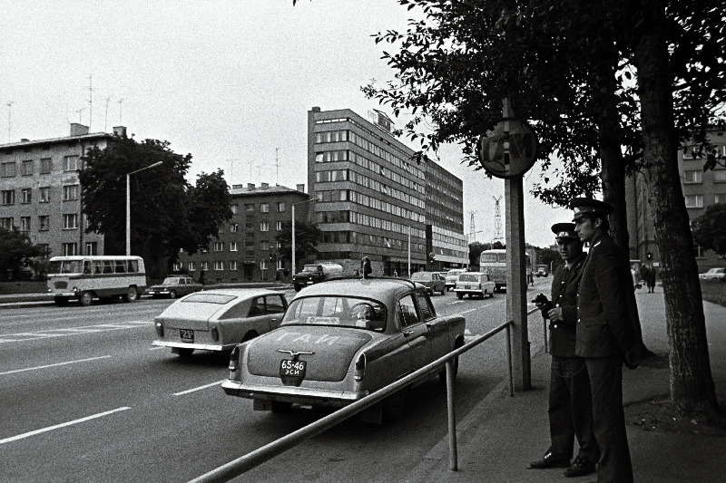 Riikliku Autoinspektsiooni postil nr.6 Kingissepa tänavas on valves motoriseeritud rühma komandör miilitsaleitnant Konstantin Lukin ja liiklusjärelvalve inspektor miilitsaseersant Tõnu Jõesaar.