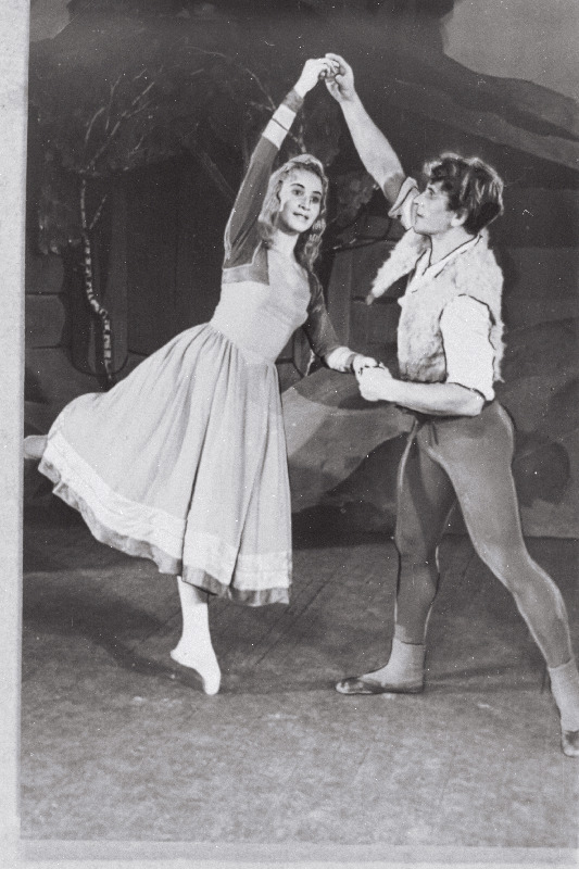 Stseen E. Griegi balleti Peer Gynt lavastusest teatris Vanemuine. Lavastaja Ida Urbel. Soveig - Tiia Saealle, Peer Gynt - Ülo Rannaste.