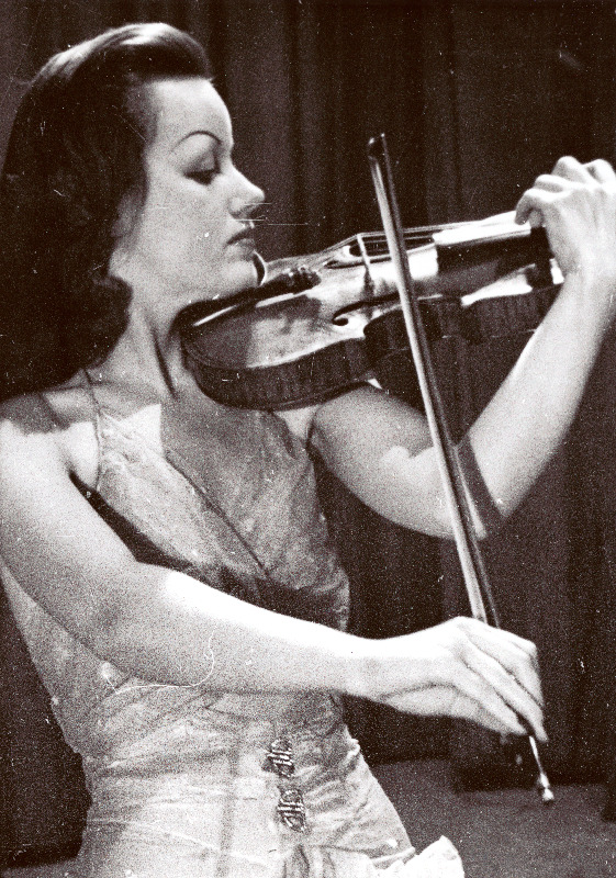 Eesti põgenikud Geislingeni DP (displaced persons) laagris. Esineb viiuldaja Evi Liivak.