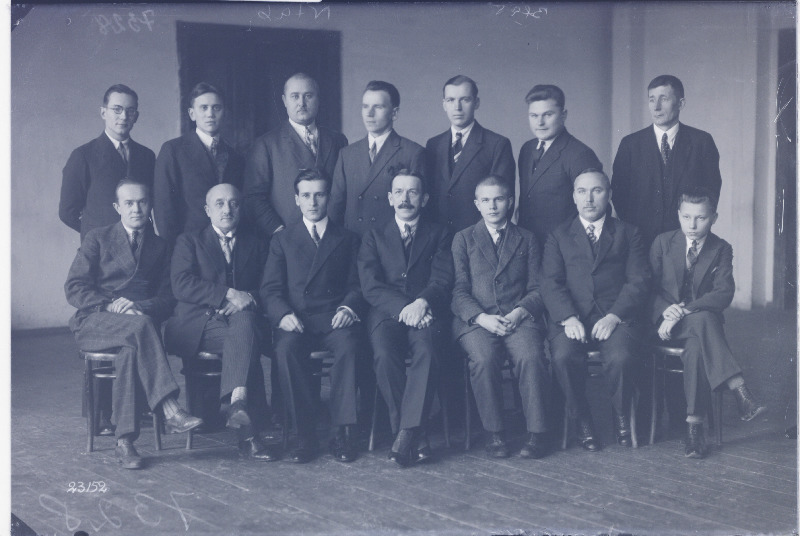 Grupp Paide-Viljandi malevõistlusest osavõtjaid Paides.