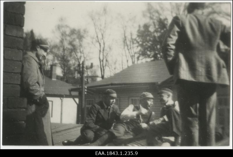 Korporatsioon "Estonia" liikmed Andreas von Weiss, Roman von Antropoff, Hellmuth Hirsch, Hans von Sehrwald ja Bernhard Hesse konvendihoone katusel, grupifoto
