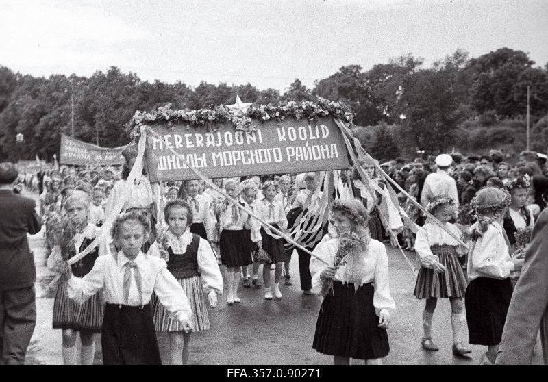 Tallinna laulupäeva rongkäik Võidu väljakul.