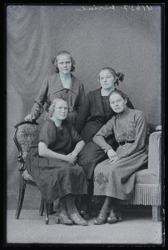 Grupp neiusid, vasakul seisab Jürine.