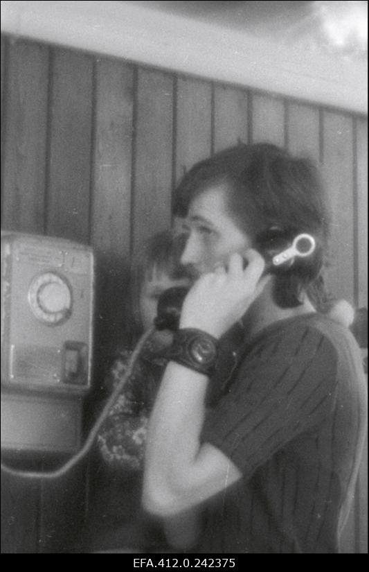 Samuel Tääger tütrega telefoniautomaadiga rääkimas.