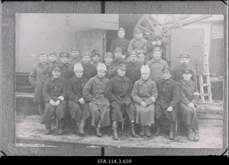 Laiarööpmelise soomusrongi nr. 5 patarei meeskond: 1. patarei ülem leitnant Ilves, 2. patarei nooremleitnant B. Soomuste.