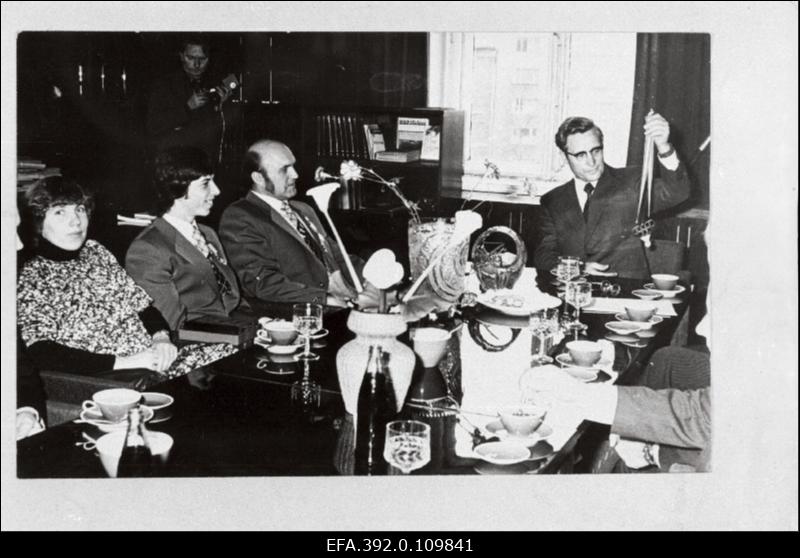 1980. olümpiamängudel kolmikhüppes esikoha võitnud Jaak Uudmäe koos abikaasa Maie Uudmäe ja treeneri J. Jürgensteiniga vastuvõtul Eesti Põllumajanduse Akadeemia rektori N. Kozlovi juures.