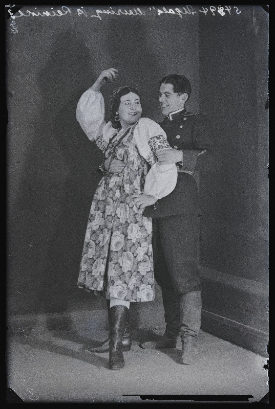 Ugala teatri näitlejad Elfriede Reinike (Riina Reinik) ja Alfred Meering (Mering) lavakostüümides.