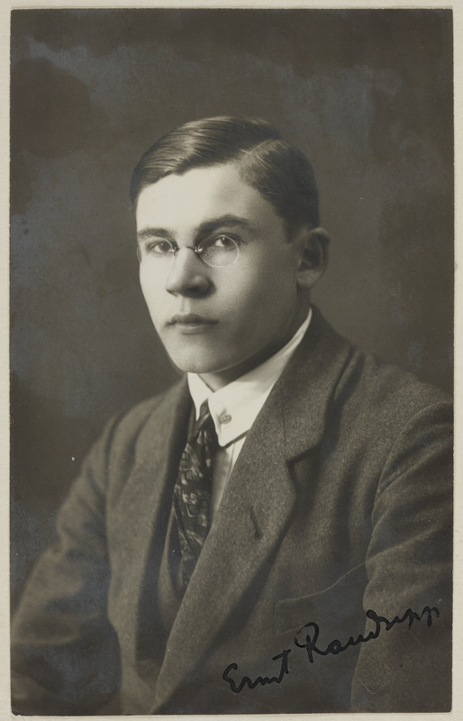 Eesti üliõpilaste seltsi "Veljesto" liige Ernst Raudsepp, portreefoto