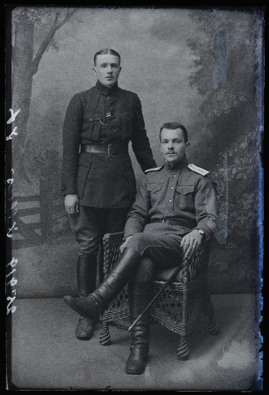 Kaks sõjaväelast, (foto tellija Illus).