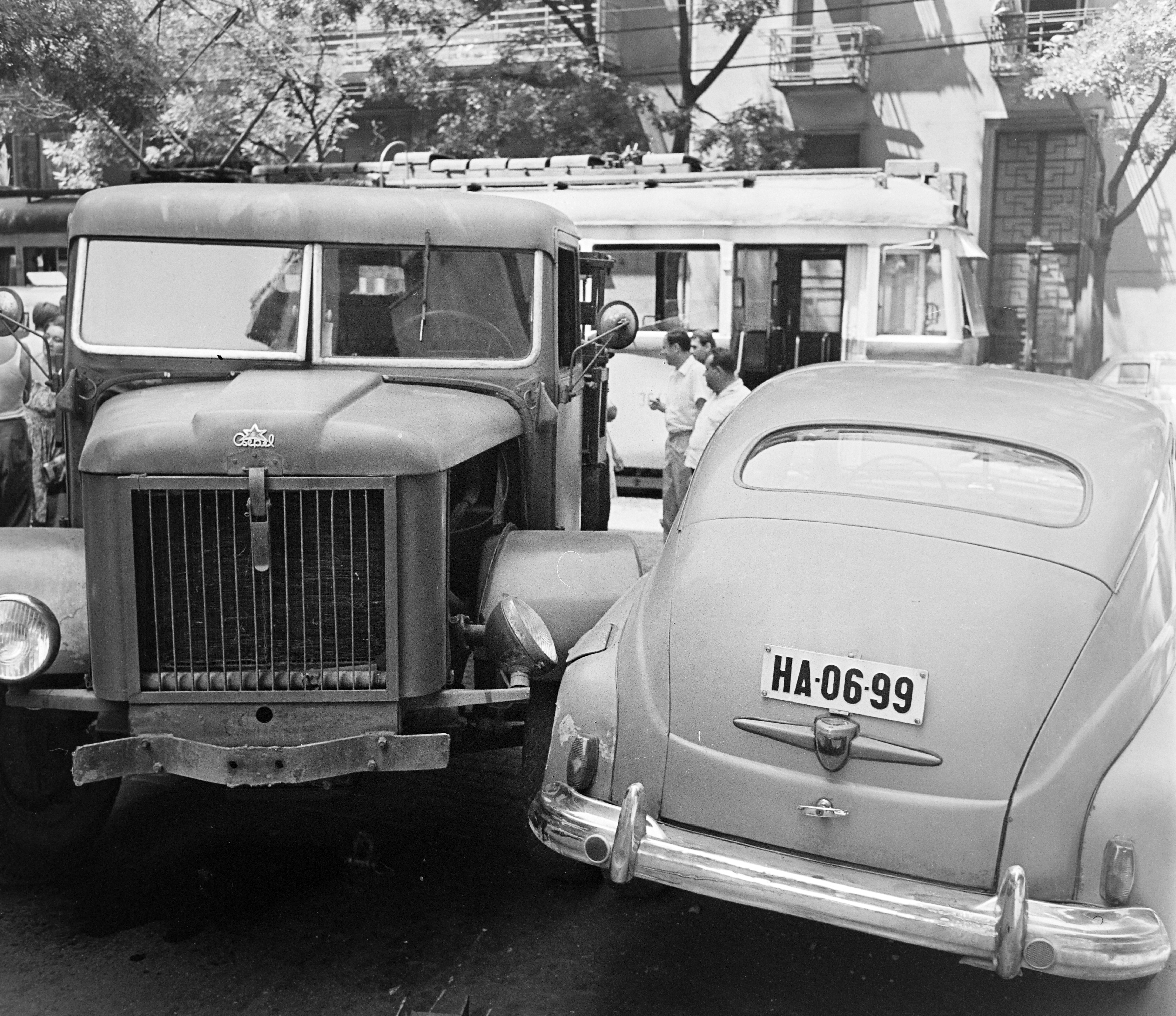 A picture from photo collection of photographer Sándor Bauer who was the photo reporter of the Hungarian Film Office (belonged to MTI) as of 1946, and the employee of magazine Vendéglátás as of 1957. His legacy is about 20 thousand photos, mainly in negative. - A car accident.