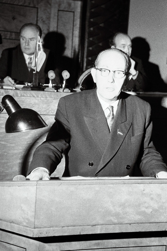 Eesti NSV Ülemnõukogu eelarvekomisjoni esimees I. Oja kõneleb Eesti NSV Ülemnõukogu viienda koosseisu neljandal istungjärgul.