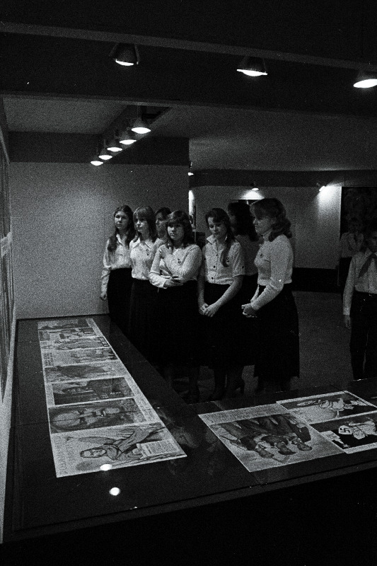 ÜLKNÜ 60. aastapäevale pühendatud näituse "ELKNÜ-60" külastavad kommunistlikud noored.