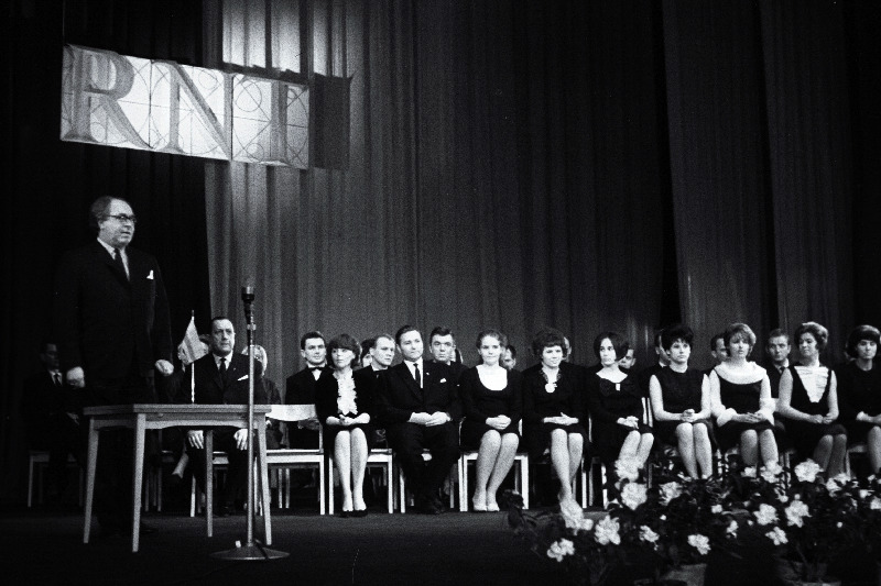 ENSV Riikliku Noorsooteatri peanäitejuht Voldemar Panso teatri avamispäeval kõnelemas.